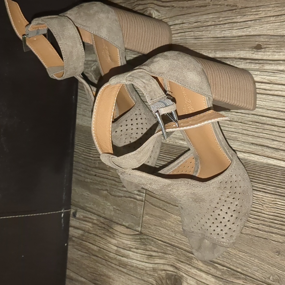 Universal Thread (Target), size 8W, suede, color grayish army green